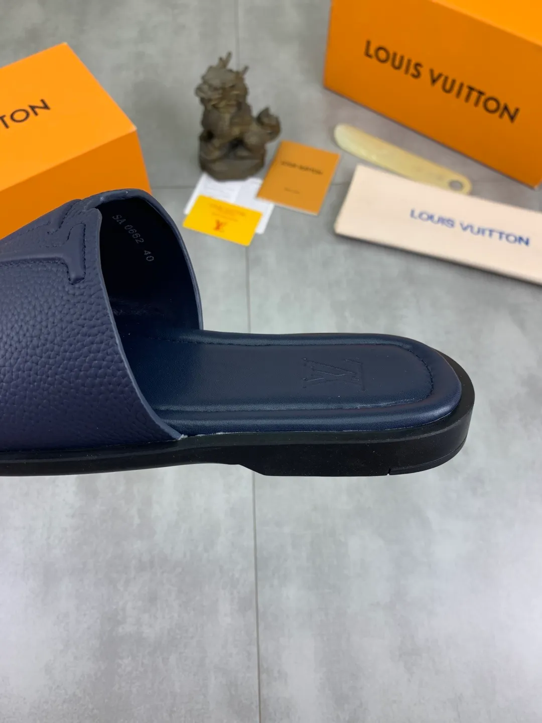 Men's shoes 💰P340 💰【New style】🆘 High quality 【LOUIS VUITTON】The popular Louis Vuitton LV men's slippers on the official website are on sale simultaneously! Original pebbled calfskin fabric imported from Italy. Original factory special supply. Size: 38-46. 4️⃣ colors available.